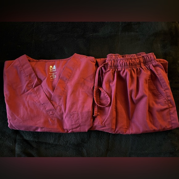 ⚕️Maroon Scrubs Set⚕️ - Picture 4 of 5